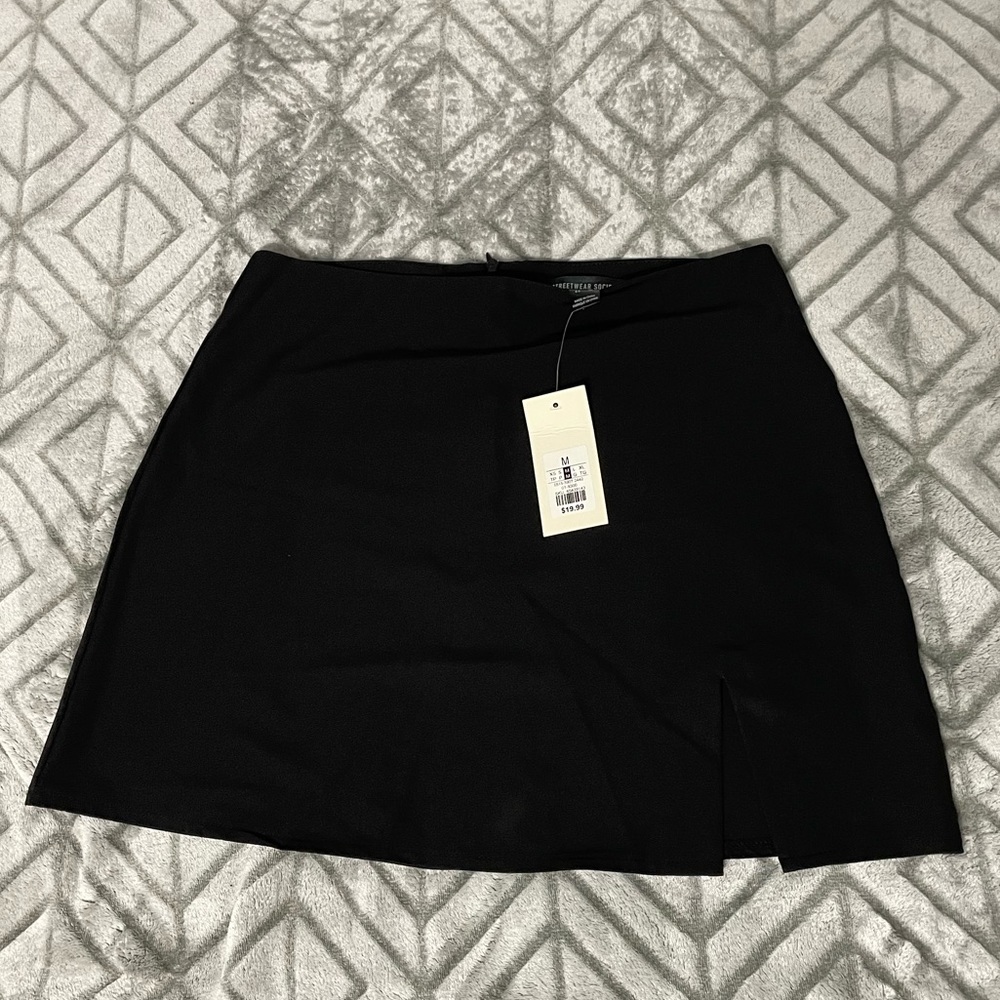 BLACK PLAIN SKIRT WITH SLIT